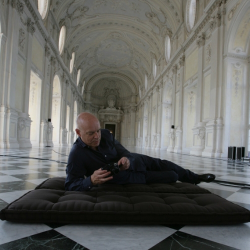 Brian Eno nella Galleria Grande - Foto di Guido Harari