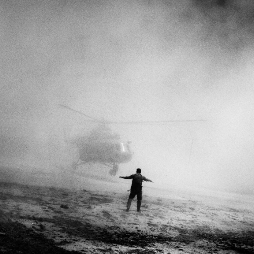 Elicottero utilizzato dalle truppe antidroga afghane e statunitensi. Afghanistan, 2006. ©Paolo Pellegrin/Magnum Photos