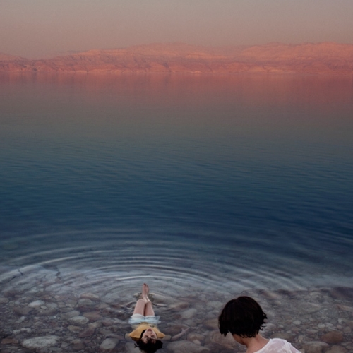Ragazze palestinesi si bagnano nelle acque del Mar Morto. Cisgiordania, 2009. ©Paolo Pellegrin/Magnum Photos